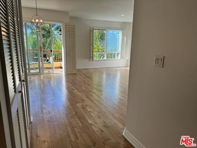 Building Photo - 320 S Willaman Dr