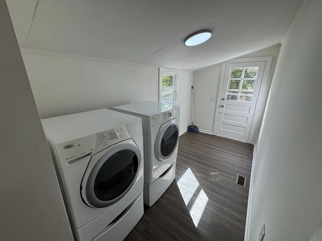 Building Photo - 2 Bed, 1 bath in Central