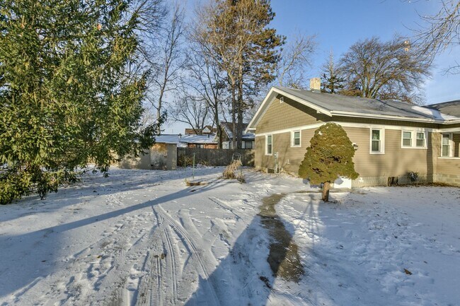 Building Photo - 4859 Calvert St
