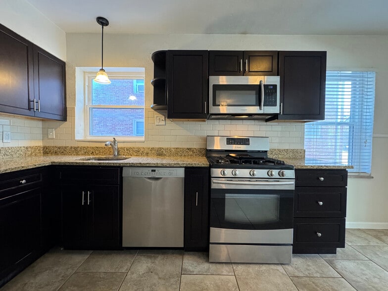 Building Photo - 422 S Hanley Rd