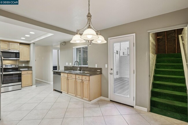 Building Photo - 1035 Alta Mesa Dr