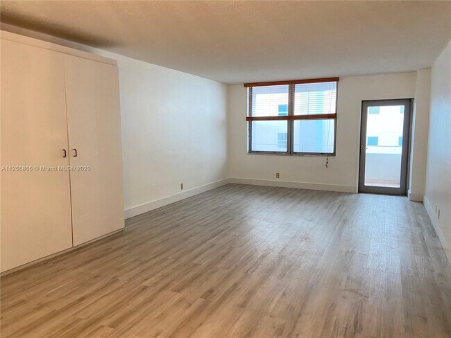 Building Photo - 9225 Collins Ave