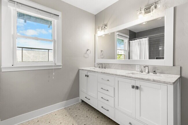 Building Photo - 5532 N Haight Ave