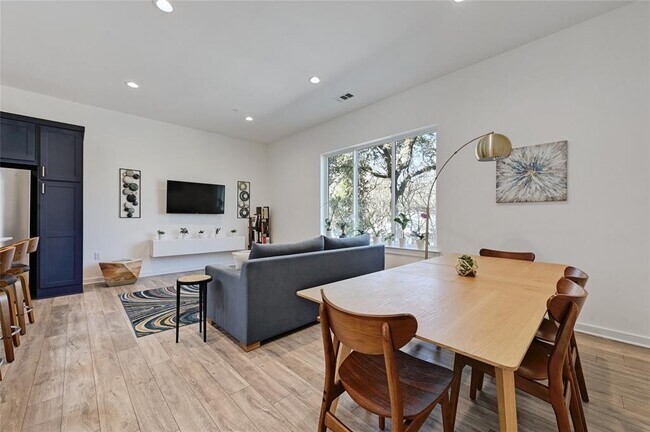 Building Photo - 2804 S 1st St