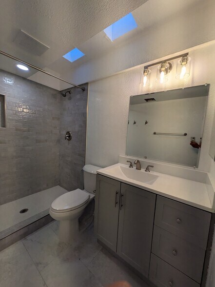 Building Photo - 122 S Hardy Dr