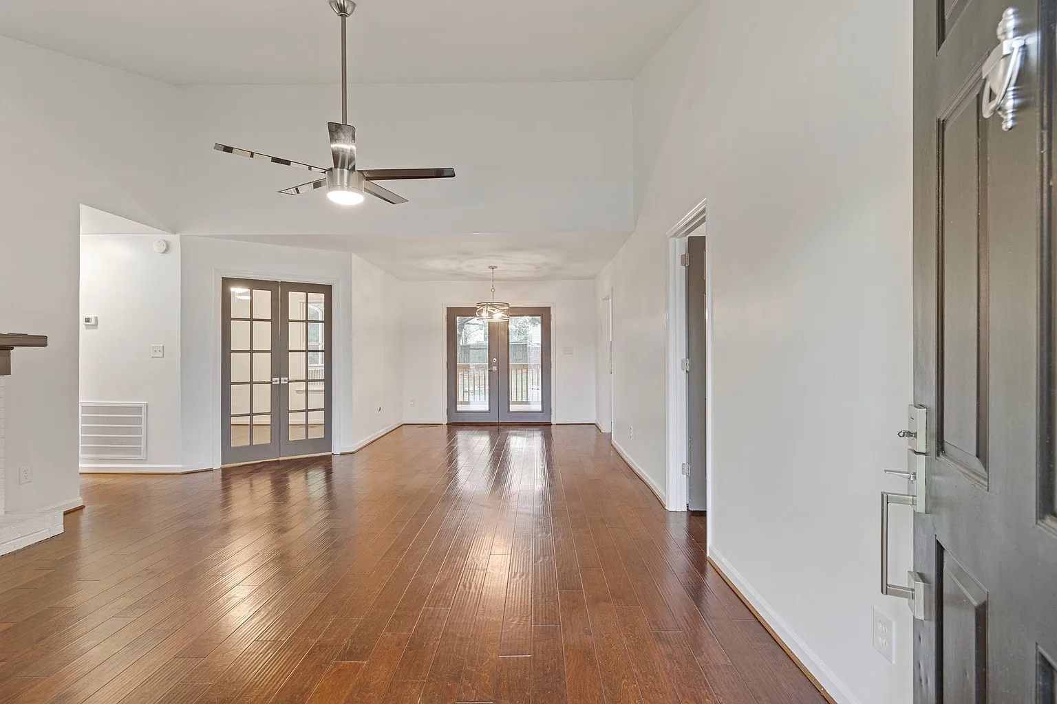 Building Photo - 723 Riverview Dr