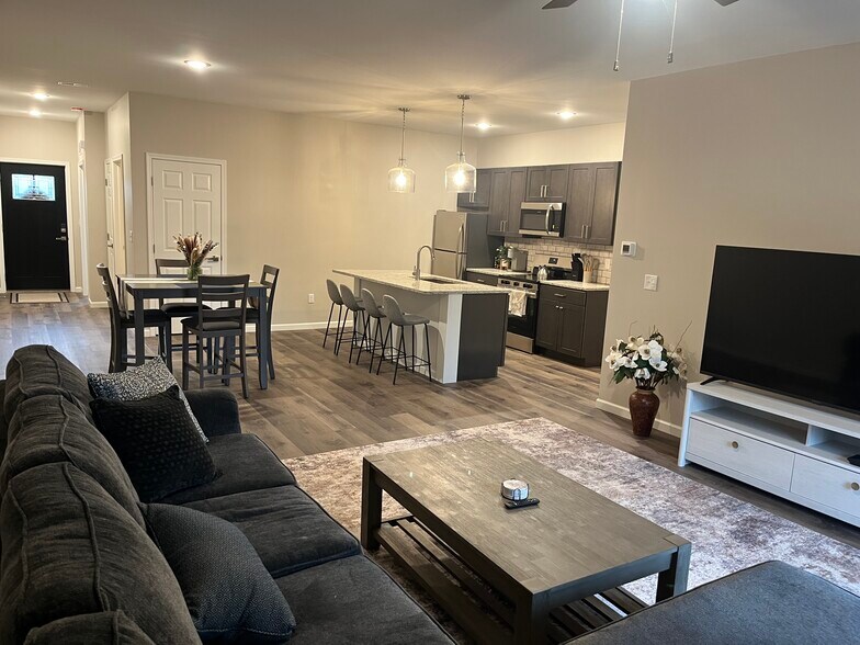 Building Photo - 2087 Community Ln