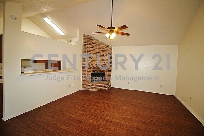 Building Photo - Cute 2/2 Duplex in DeSoto ISD For Rent!