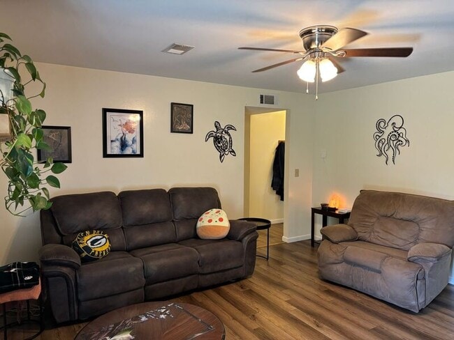 Building Photo - 206 Village Green Cir