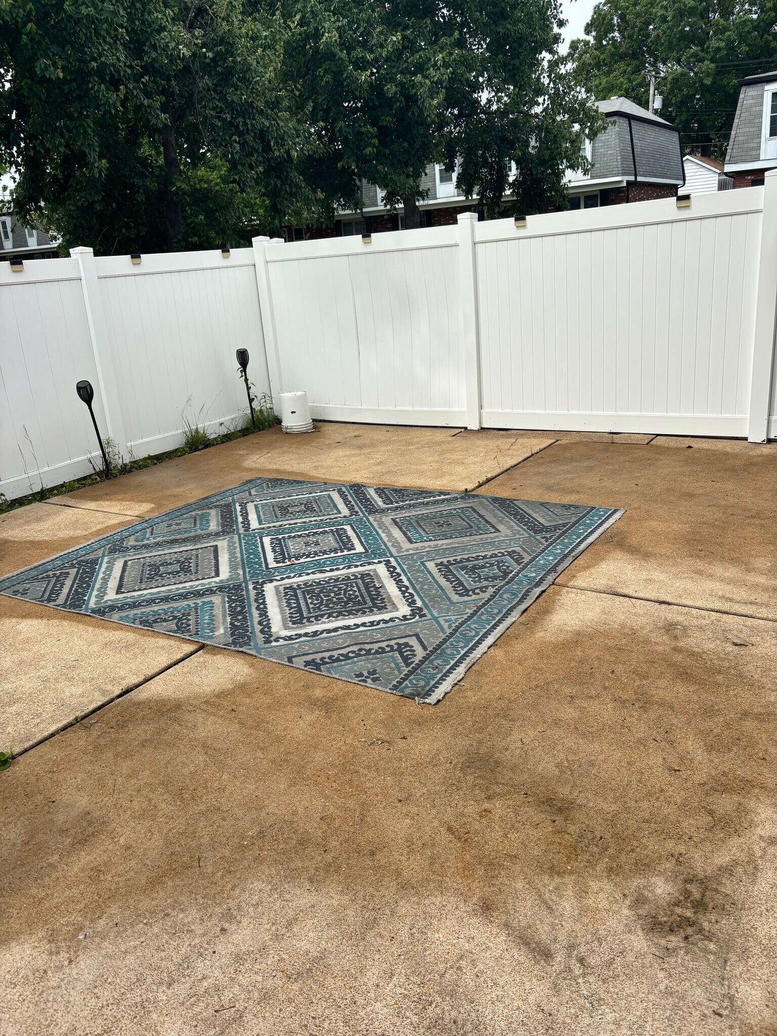 Spacious outdoor entertainment space - 825 Dumont Pl