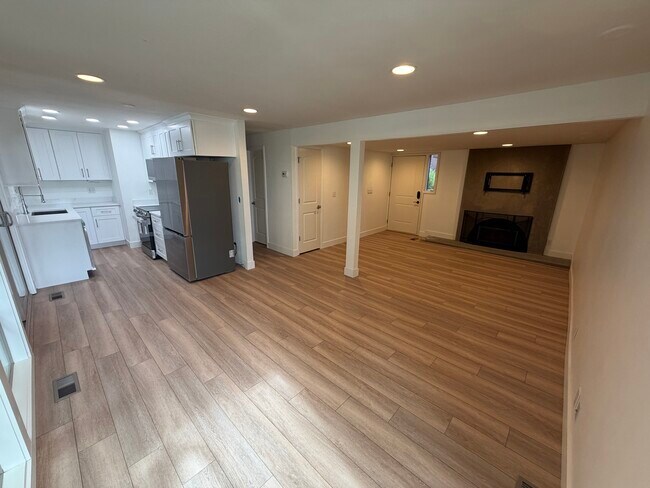 Building Photo - Foothill Dr
