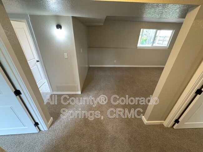 Building Photo - 1480 Hiawatha Dr