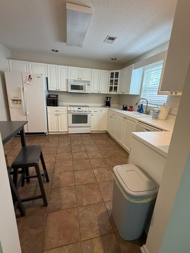 Building Photo - 253 Riverrun Dr