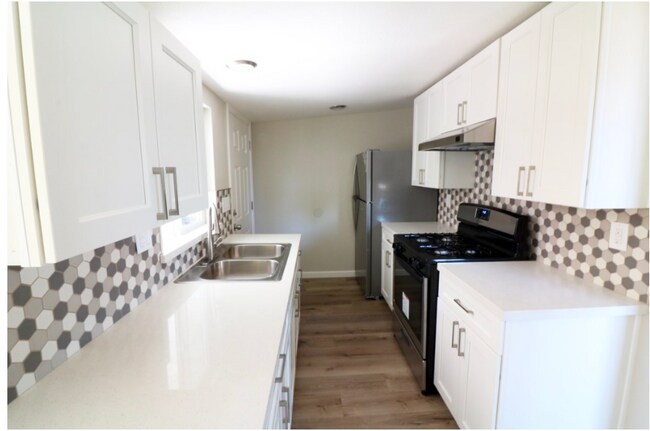 Building Photo - 327 Tewksbury Ave