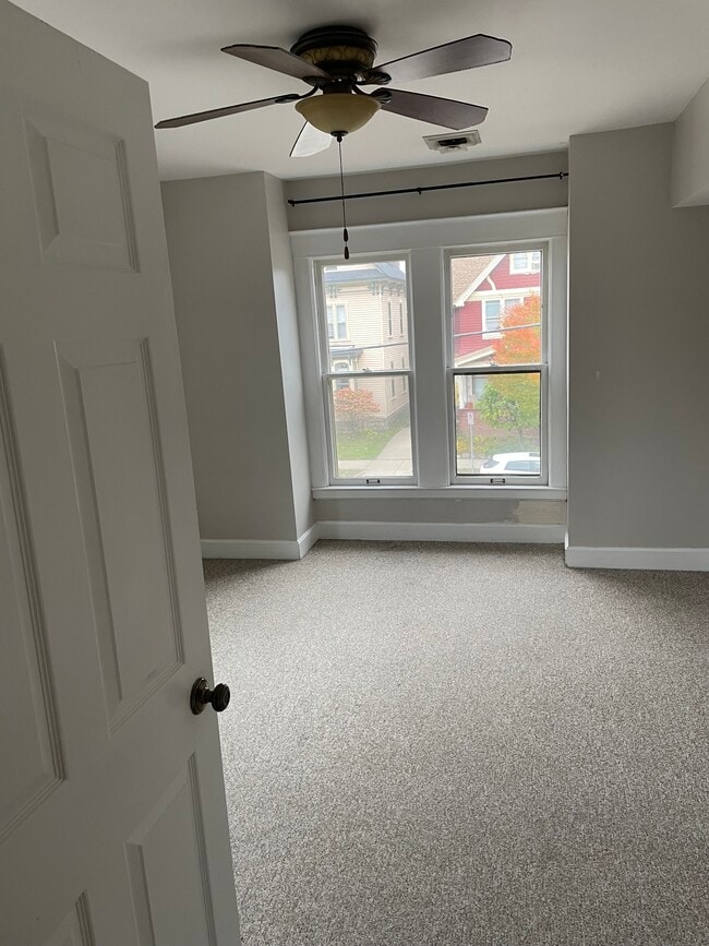 Building Photo - 235 Lyon St NE