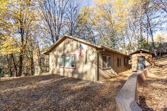 Building Photo - Beautiful Retreat!