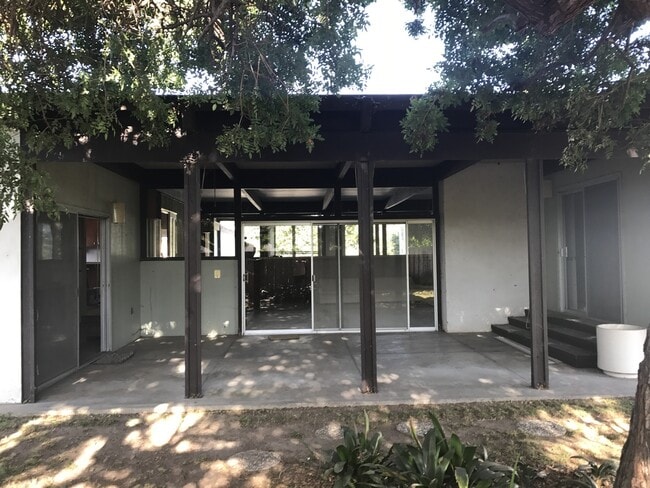 Building Photo - Three Bedroom Turnpike Home/Foothill Schoo...