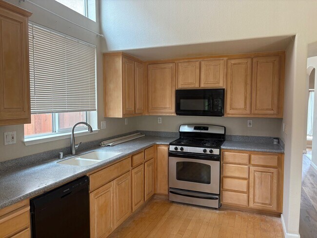 Building Photo - Close to ACE train, parks and school