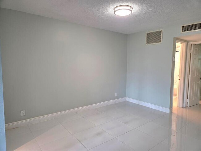 Building Photo - 1971 SE 5th Ct