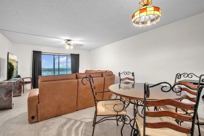 Building Photo - 2202 S Cypress Bend Dr
