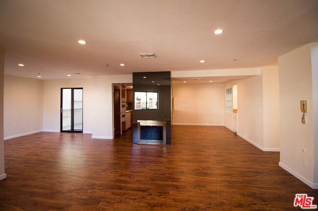 Building Photo - 301 W Loraine St