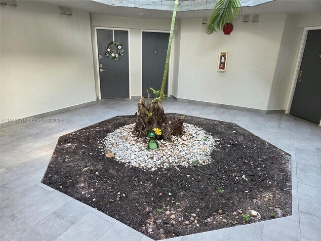 Building Photo - 9433 Fontainebleau Blvd