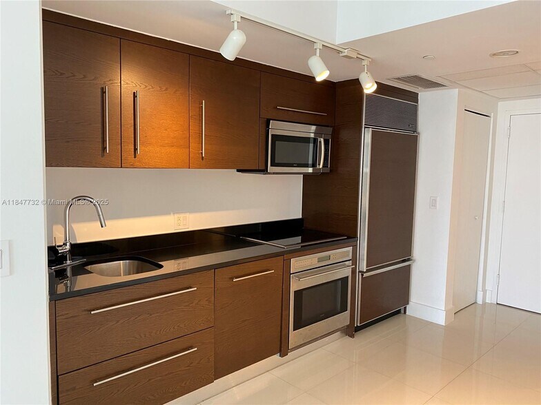 Building Photo - 475 Brickell Ave