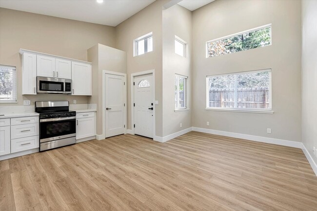 Building Photo - NEWER 2 BED, 1 BATH HOME WITH HUGE YARD AND ENCLOSED DRIVEWAY