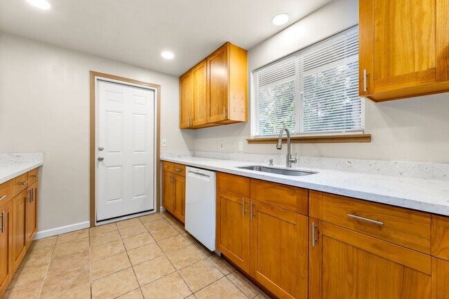 Building Photo - Lakewood Rambler