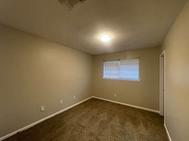 Building Photo - Don’t Miss Out! Move in Ready!