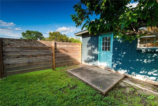 Building Photo - 1600 Parker Ln