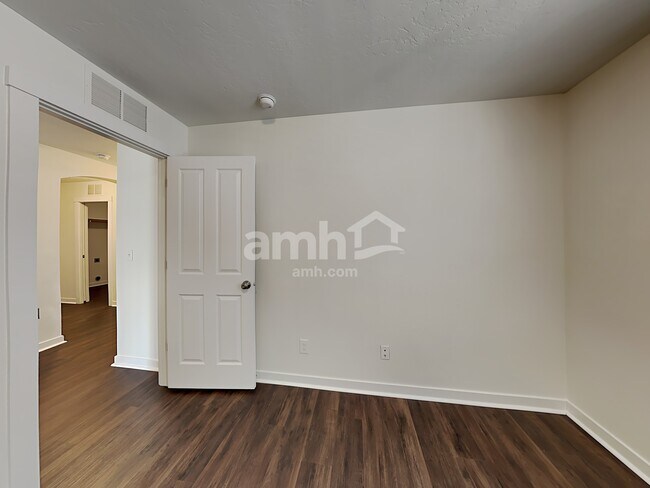 Building Photo - 754 N Scotney Ave