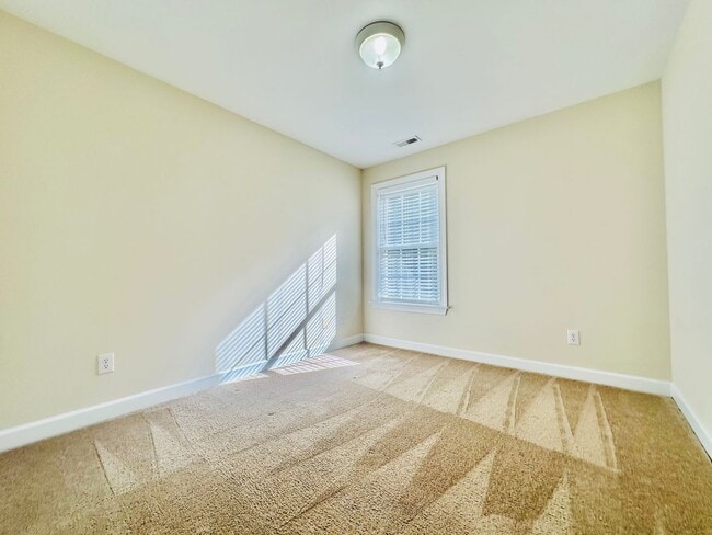 Building Photo - 5 BD, 4 BA Beautiful Wakefield Home