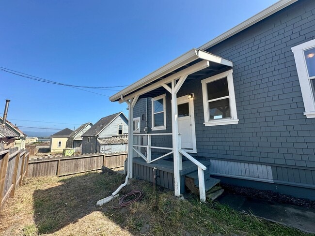 Building Photo - Charming 2-Bedroom Cottage on the Samoa Pe...