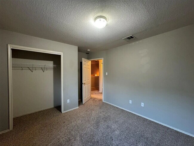 Building Photo - "Charming 3-Bedroom Retreat in Kyle, TX with Spacious Living and Modern Comforts!"