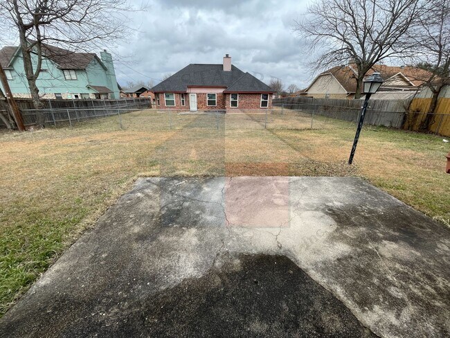 Building Photo - 1303 August Dr