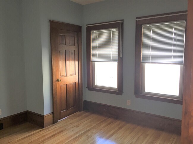 Building Photo - 19 Lakehill Ave