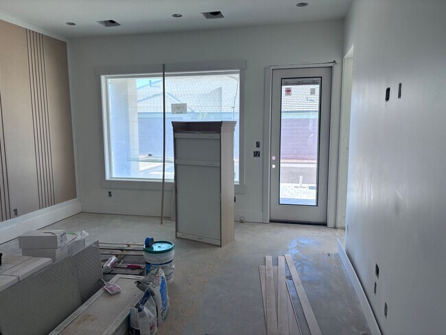 Building Photo - Beautiful 2 story with 6 bedrooms and swimming pool