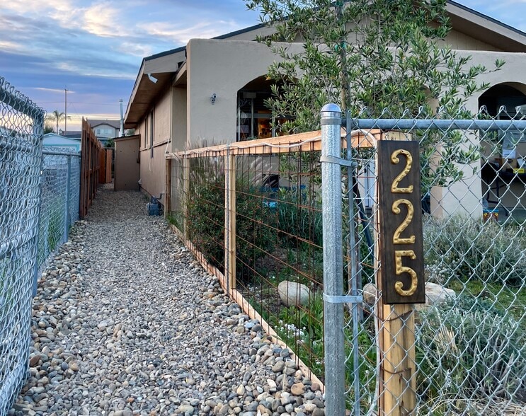 Building Photo - 225 E Branch St