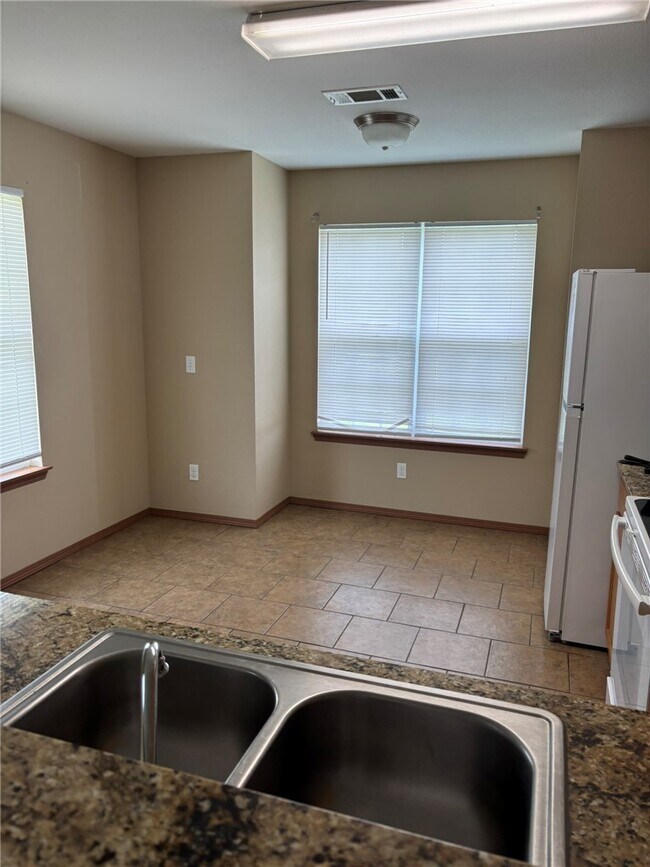 Building Photo - 240 Sage St