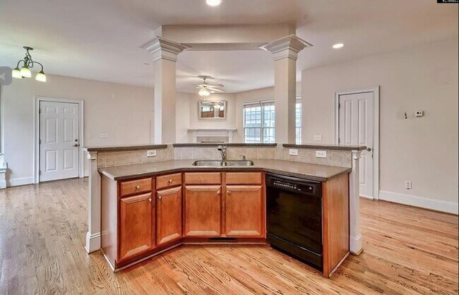 Building Photo - Recently Remodeled Lake Carolina Home