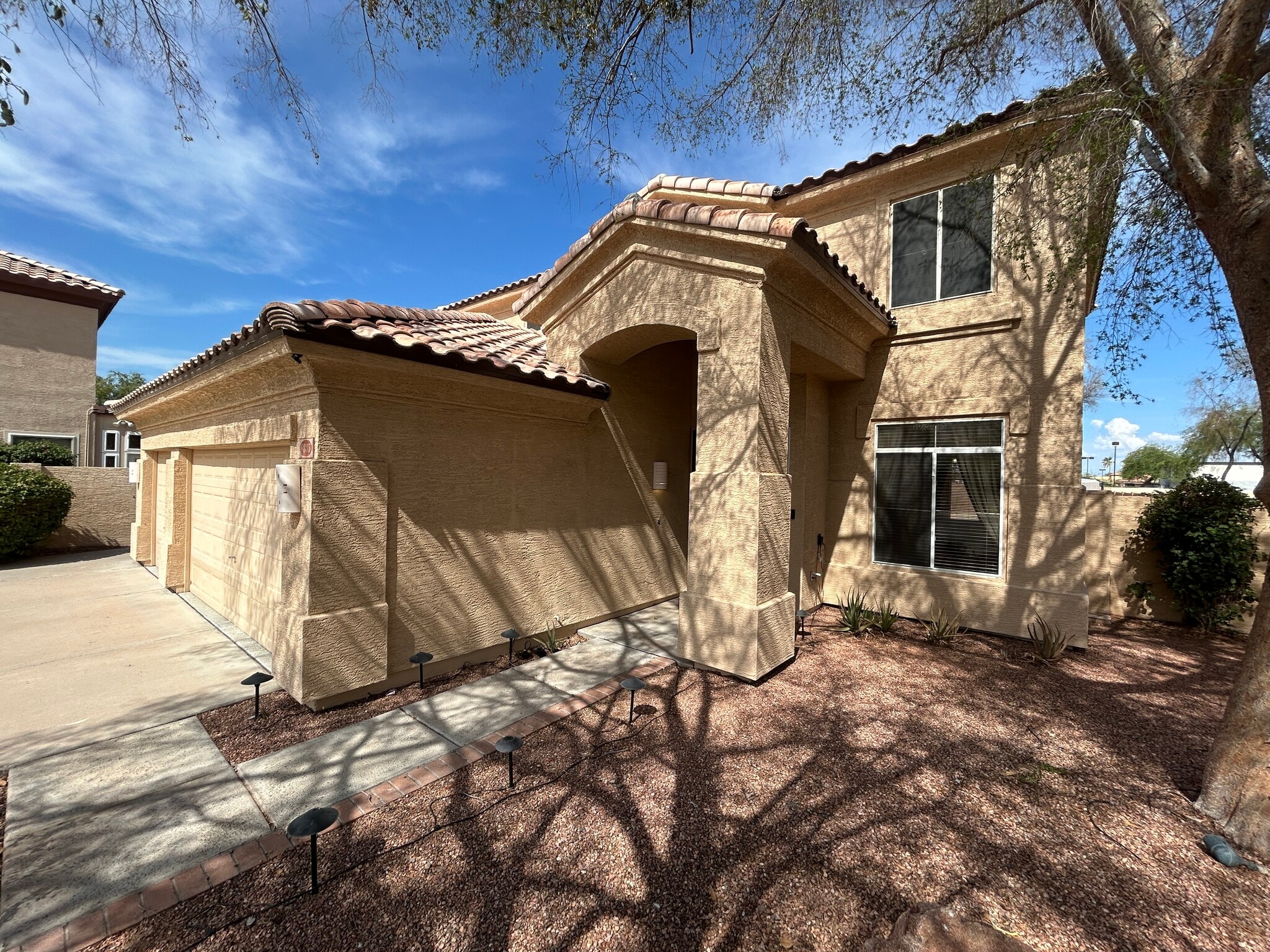 Building Photo - 9885 S La Rosa Dr