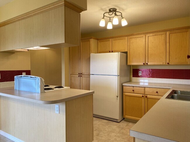 Building Photo - Ground Level River View Condo