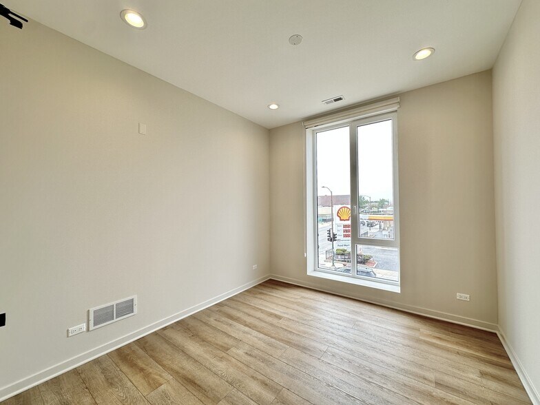 Building Photo - 3207 N Narragansett Ave