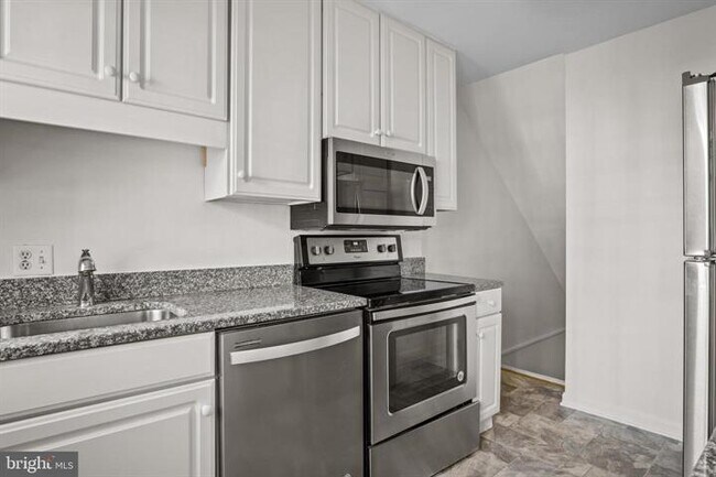Building Photo - Charming 1-Bedroom Townhouse with 2 Full Baths in Arlington