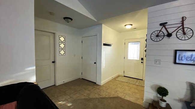 Building Photo - Gorgeous 3 Bedroom, 2 Bathroom Home in Woodridge Estates