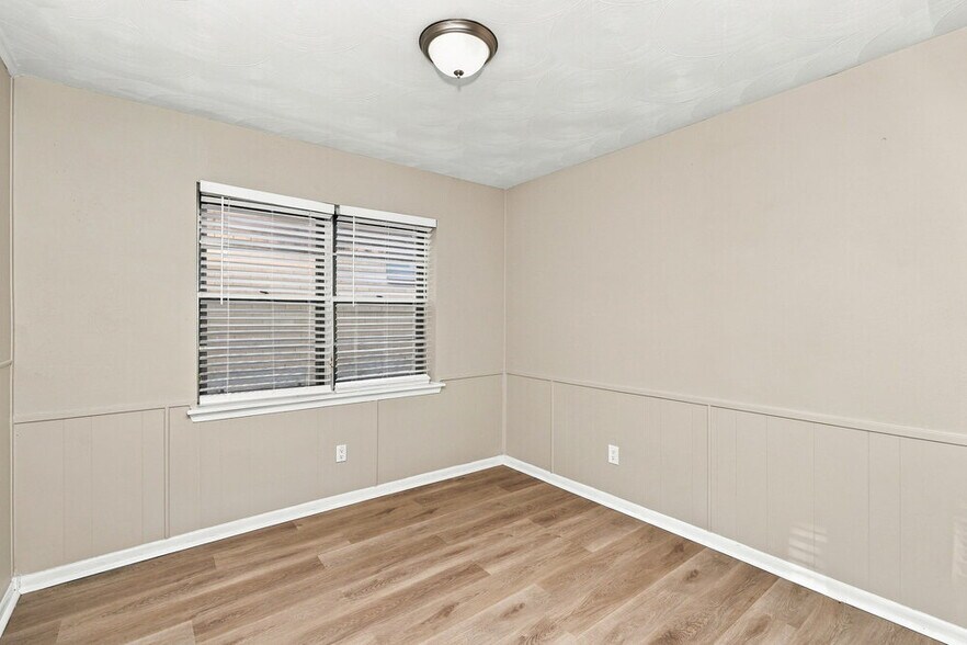 Building Photo - 2532 Belhaven Dr