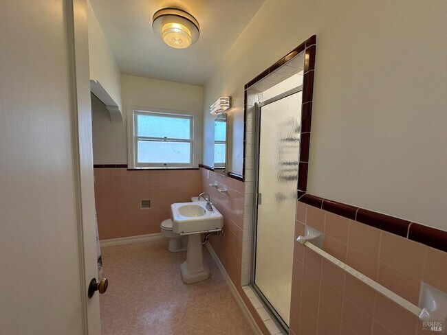 Building Photo - 258 W J St