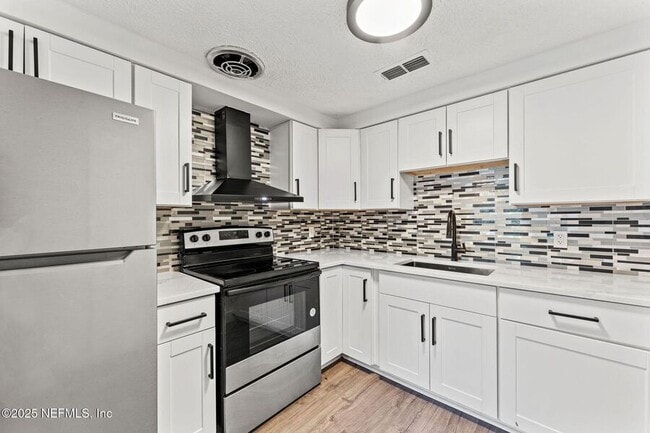 Building Photo - 2348 Sherrington St