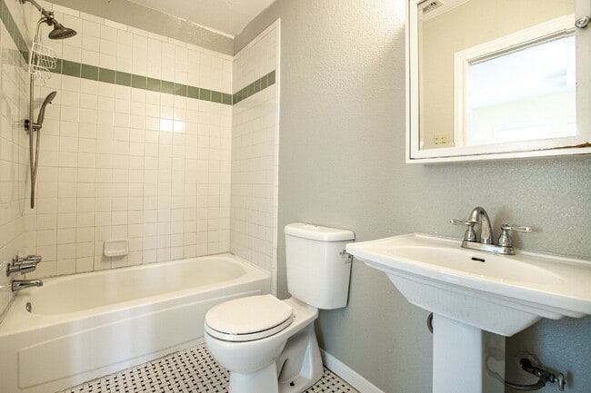 Building Photo - 3br / 2ba house in Woodlawn terrace, close...